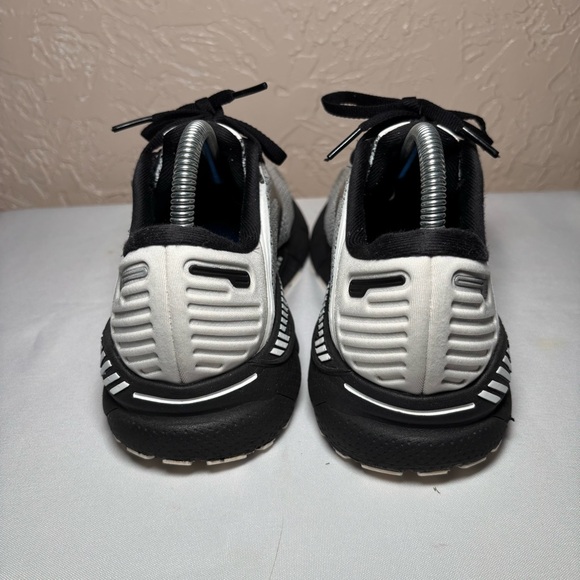 Brooks Adrenaline GTS 22 White Black Athletic Shoes Women's Size 7.5 Lace Up - Picture 2 of 13